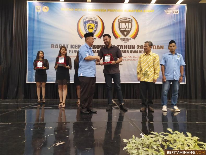 Wagub Nasrul Abit dan Ketum KONI Sumbar Syaiful saat penyerahan IMI Award 2020. Humas Sumbar