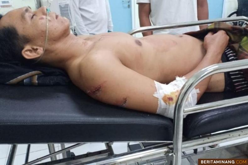 Iskandar Korban bacokan kawanan perampok dengan luka di tubuh tengah terbaring di rumah sakit. Foto Budhi H