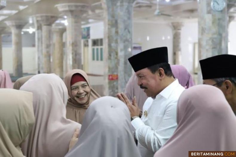 Wakil Wali Kota, Drs. Asrul gelar Wirid Pengajian Lanjut Usia (Lansia), di Masjid Raya Jihad, Rabu (15/3/2023). Foto: Kominfo Padang Panjang