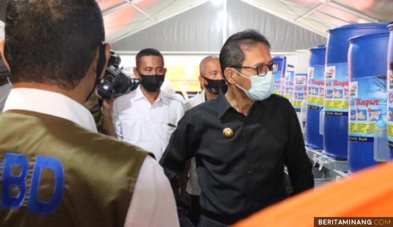 Gubernur Irwan Prayitno ketika melihat washtafel dari BUMN. Foto Diskominfo Sumbar
