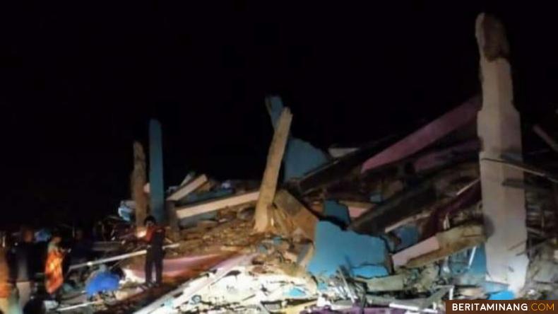 Suasana evakuasi korban gempa di Mamuju hingga larut malam. Foto: pijarnews.com