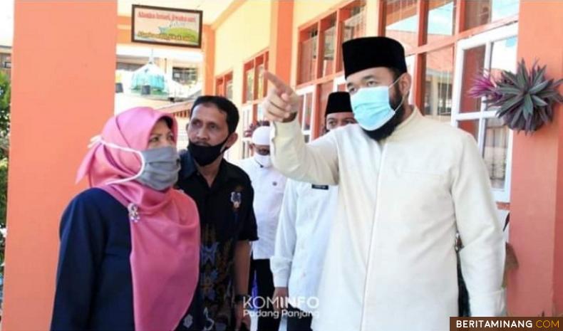 Walikota Fadly Amran saat berkunjung ke sebuah sekolah di Padang Panjang.