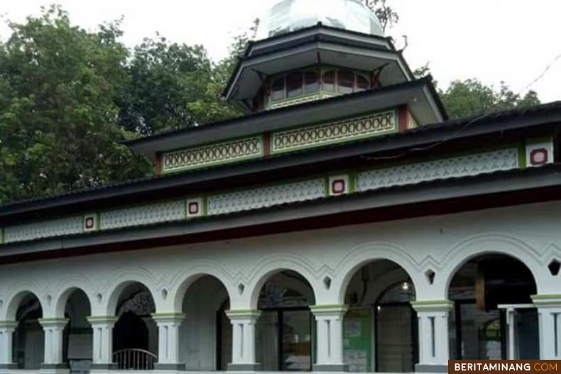 Masjid Al Imam Koto Baru Kambang, Pessel. Foto: facebook Bugerwan Buger