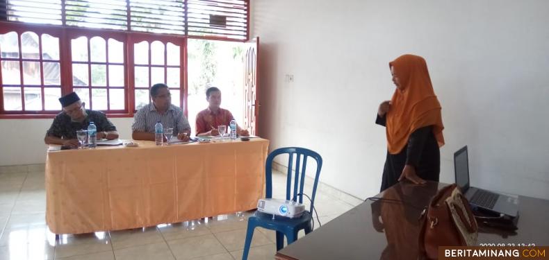 Salah seorang calon dosen di Widyaswara Indonesia Solsel tengah mengikuti Micro Teaching, dengan tim penguji Dr. Syamsurizaldi, Zulsantoni dan Rosi Satria Ardi. Foto Afrizal. A