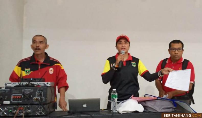 Pelatih Fisik Rina Ambar Dewanti, M. Pd (tengah) memandu tes kesehatan dan fisik atlet Sumbar di GOR Beladiri Padang. Foto: Humas KONI Sumbar