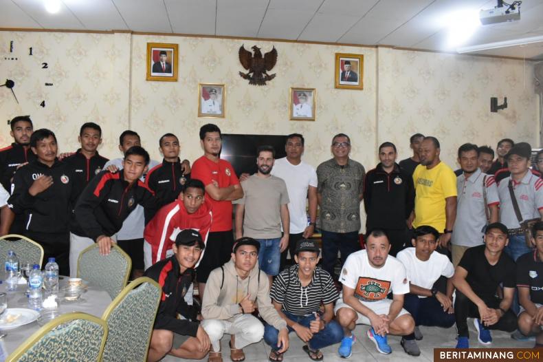 Pemain Semen Padang FC Poto Bersama Riza Falepi