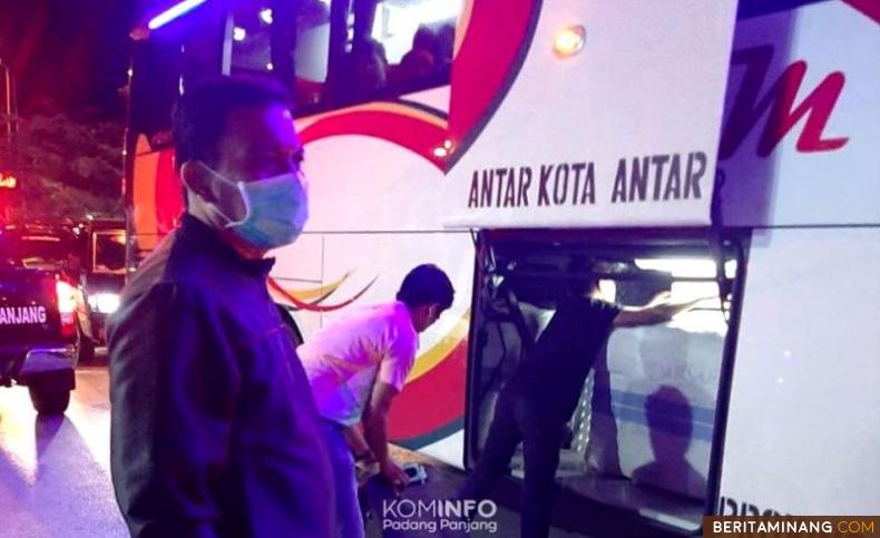 Ketua Gugus Tugas PPVC Sonny Budaya Putra saksikan pemeriksaan bus penumpang di batas kota Padang Panjang, Senin malam.