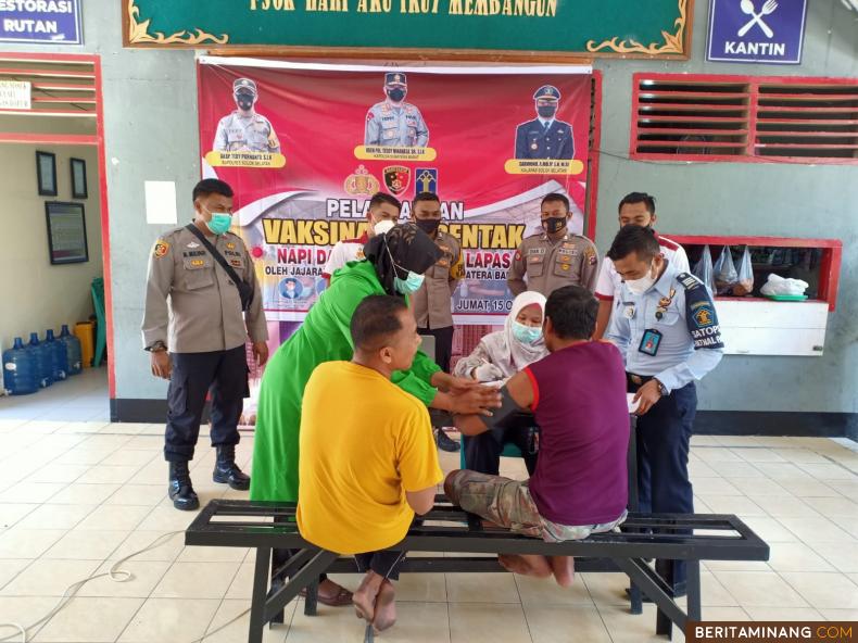 Para WBP saat di vaksin saat pelaksanaan vaksin covid-19 di Rutan Muara Labuh, yang merupakan sinergitas dengan Polres Solsel dan Puskesmas Muara Labuh, Jumat (15/10/2021). Afrizal. A
