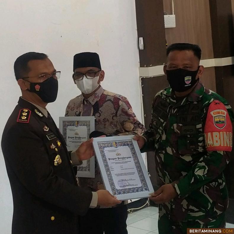 Serka Junaidi terima penghargaan dari Kapolres Kota Payakumbuh.