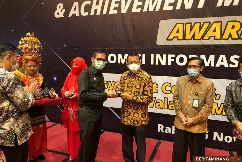 Rektor Universitas Negeri Padang Prof. Ganefri, Ph.D. menerima Penghargaan 