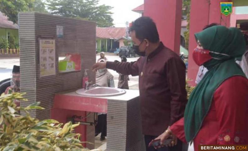 Wakil Walikota, Drs. Asrul saat cek kesiapan sekolah belajar tatap muka saat pandemi Covid-19.