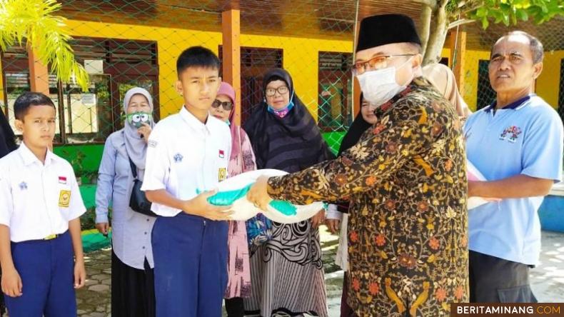 Kepala Sekolah SMP N 4 Pariaman, M. Syaiful memberikan Beras 10 Kg kepada siswa kurang mampu yang ada di lingkup sekolahnya, Selasa sore (1/4/2020)