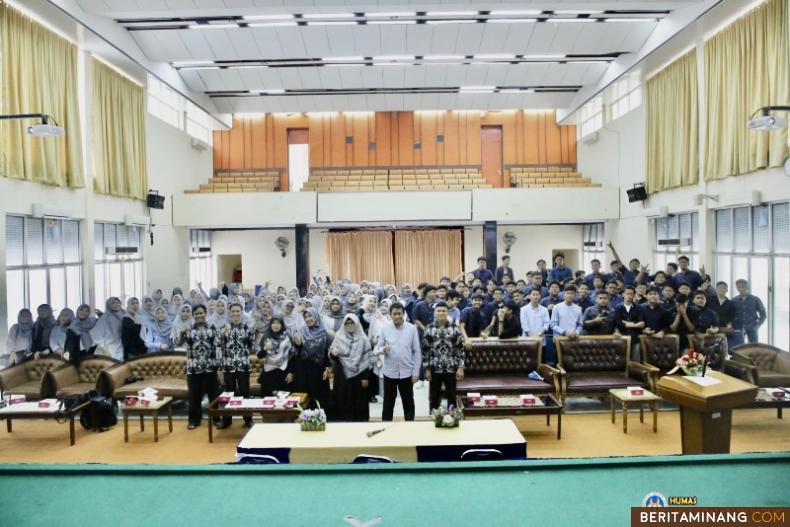 Sekretaris Universitas Negeri Padang, Dr. Erianjoni, M.Si foto bersama dengan rombongan dari SMA Islam Terpadu Mutiara Duri Riau yang melakukan kunjungan ke  Universitas Negeri Padang, Rabu (4/1/2023). Foto: Humas UNP