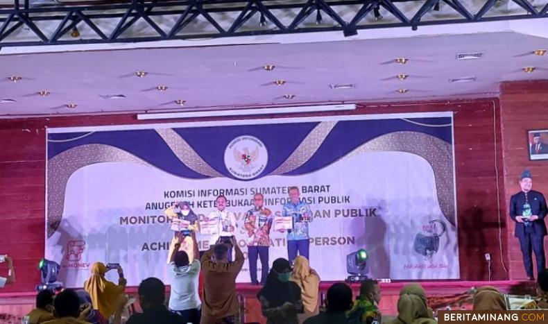Kepala Sekolah SMKN 1 Lubuk Sikaping, Muslim,M.Pd saat menerima penghargaan di Balai Sidang Hatta Bukittinggi. Foto :Humas Pasaman
