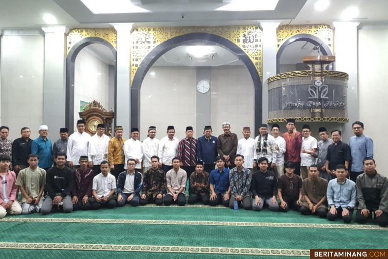 Kegiatan Subuh Mubarak Universitas Negeri Padang yang dilaksanakan secara luring pada Jumat (8/9) bertempat di Masjid Raya Al-Azhar Kampus UNP Air Tawar Padang. Foto ET.