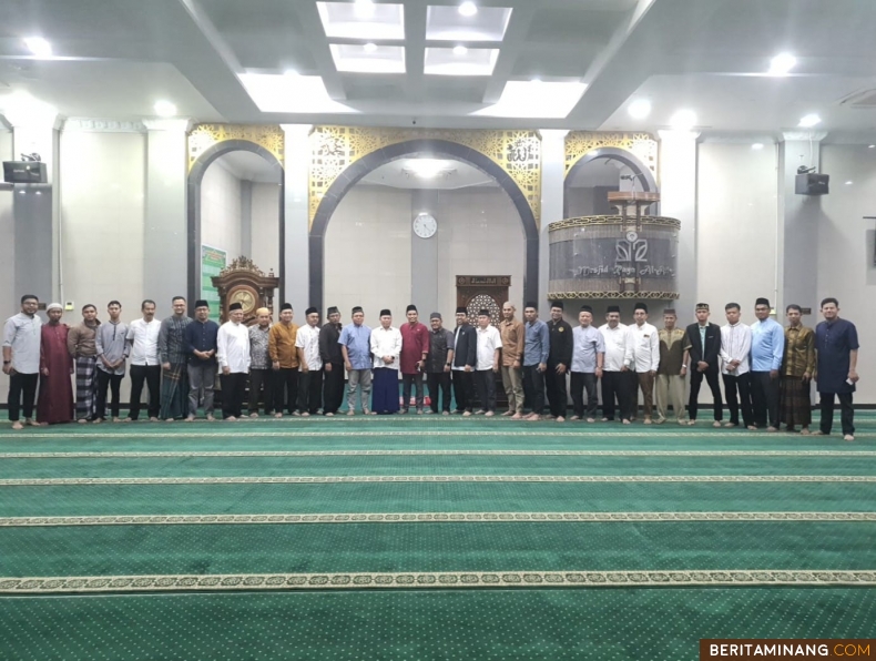 Kegiatan Subuh Mubarak Universitas Negeri Padang yang dilaksanakan secara luring bersama Ustaz Dr. Muhammad Sobri, M.A. pada Jumat (26/1) bertempat di Masjid Raya Al-Azhar Kampus UNP Air Tawar Padang. Foto ET.
