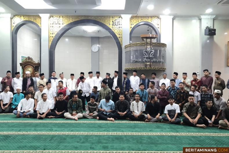 Kegiatan Subuh Mubarak Universitas Negeri Padang yang dilaksanakan secara luring pada Jumat (15/9) bertempat di Masjid Raya Al-Azhar Kampus UNP Air Tawar Padang. Foto ET.