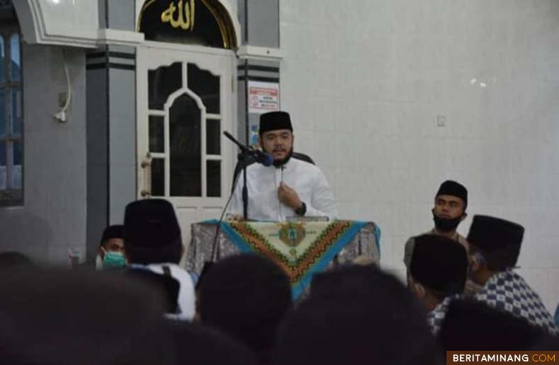 Walikota Fadly Amran saat Subuh Mubaraqah di Masjid Nurul Huda Gantiang, Padang Panjang Timur.