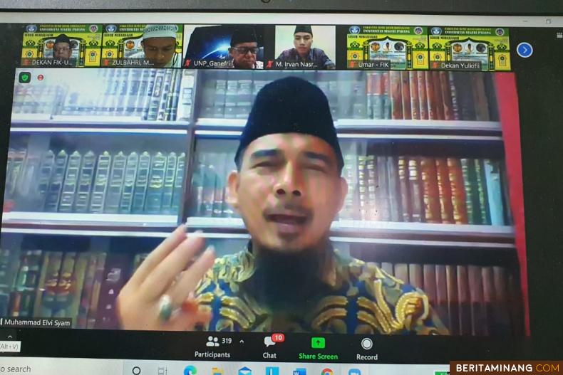 Ustaz Muhammad Elvi Syam, Lc., M.A.  Pada kegiatan Subuh Mubaraqah Universitas Negeri Padang yang dilaksanakan secara virtual pada Jumat (6/11) pagi ini.