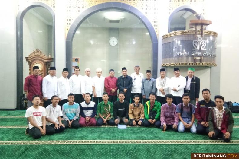 Pimpinan dan sivitas akademika Universitas Negeri Padang ketika kegiatan Subuh Mubaraqah pagi Jumat ini.