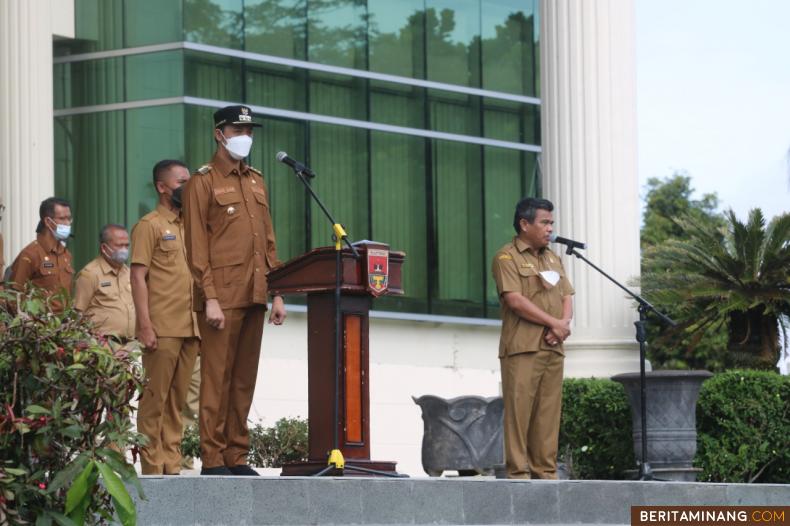 Wako Bukittinggi didampingi Sekdako memimpin apel gabungan ASN di Pemko Bukittinggi