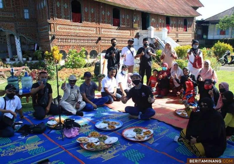 Suasana pertemuan Suku Koto Sadunia di Padang Panjang.