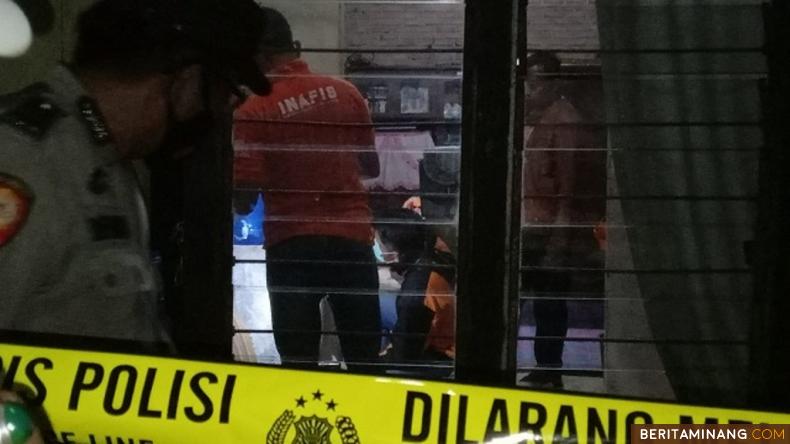 Polisi dari Polres Solok Kota dan Polsek X Koto Diatas lakukan olah TKP di rumah korban. Foto:Suhanews