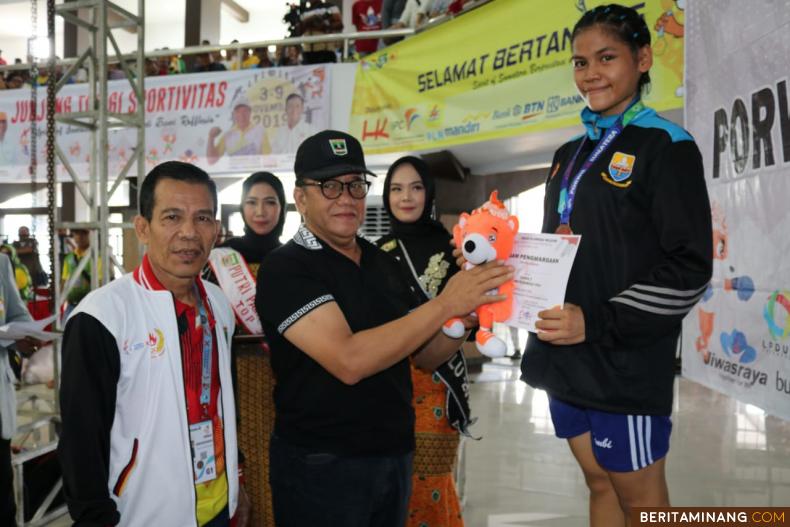 Ketua Umum KONI Sumbar Syaiful SH, MHum dan Kadispora Bustavidia usai pengalungan medali emas pada petunju Rola di ajang Porwil X Sumatera di Bengkulu. Foto Humas KONI Sumbar