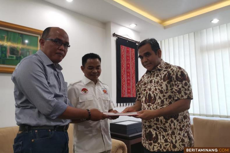 Supardi (kiri) dan Hidayat (tengah) ketika menerima SK penunjukkan sebagai Ketua DPRD dan Ketua Fraksi Gerindra di DPRD Sumbar dari Sekjen DPP Partai Gerindra H. Ahmad Muzani di Jakarta. Ist
