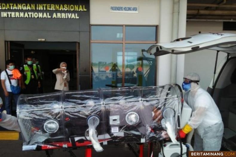Petugas dari Kantor Kesehatan Pelabuhan (KKP) Bandara Internasional Minangkabau (BIM) mengevakuasi pasien yang diduga suspect corona, Senin (16/3/2020). Foto: Istimewa