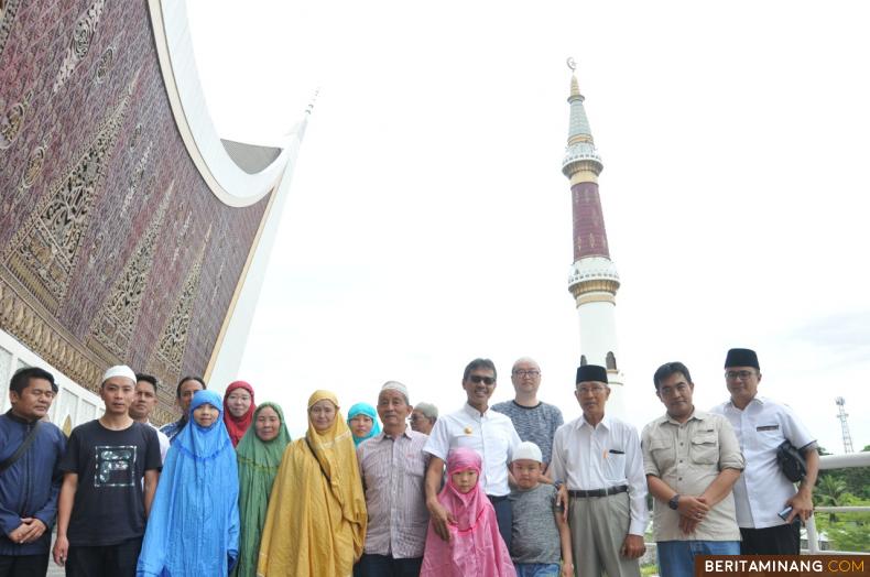 Gubernur Irwan Prayitno bersama rombongan turis China usai sholat di Masjid Raya Sumbar di Padang. Foto Humas Sumbar