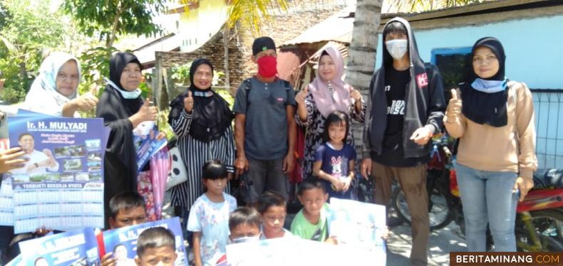 Para relawan Tim Sekoci dan Emak-Emak Mulyadi siap beraksi melawan pandemi Corona di kawasan Bandar Buat Padang.
