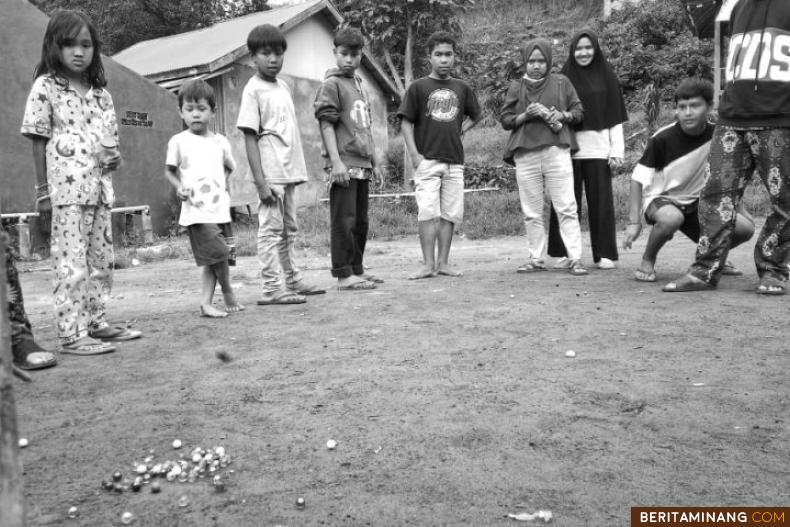 Sekelompok anak di Bukit Tui Padang Panjang sedang asyik bermain kelereng. Foto: Ist.