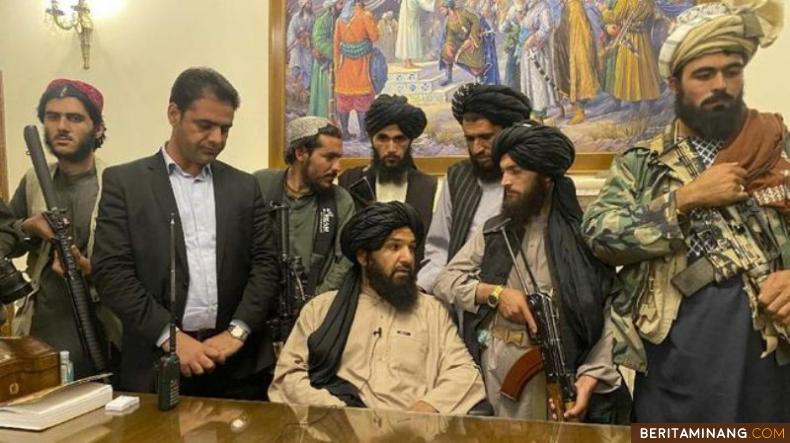 Pasukan Taliban ketika berada di Istana Presiden di Kabul, Afghanistan, usai menaklukkan ibukota negara itu.