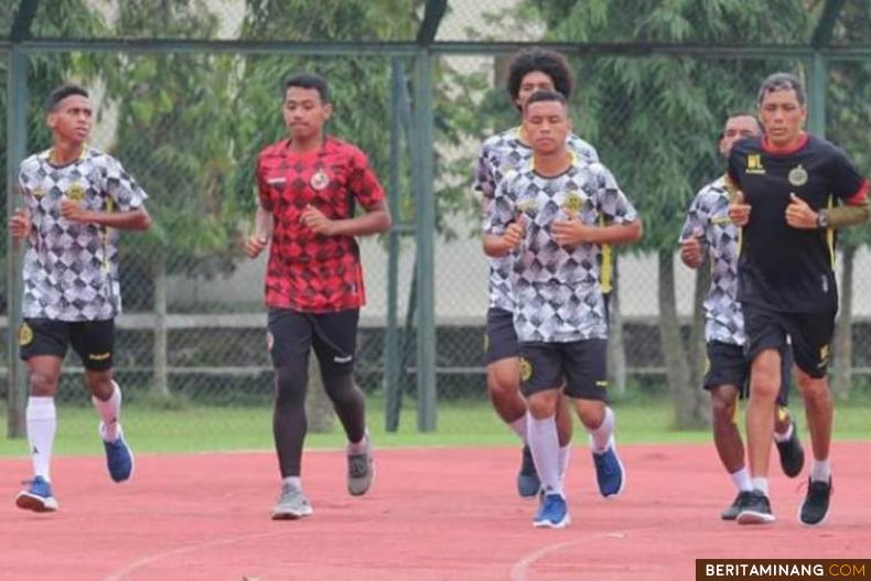 Semen Padang FC mengakhiri satu minggu Trainning Camp (TC) di Yogyakarta i Stadion Universitas Negeri Yogyakarta (UNY), pagi ini, rabu (4/3). Foto: ig Semen Padang FC
