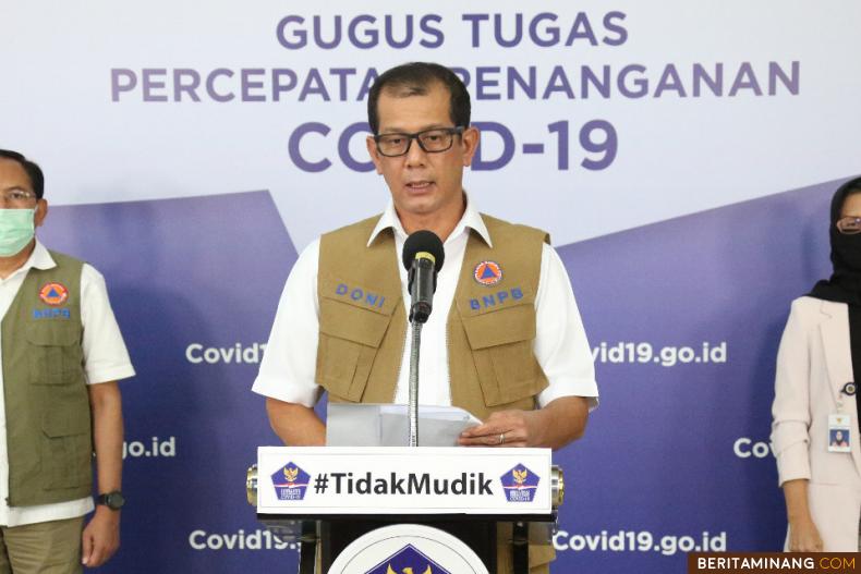 Ketua Gugus Tugas Percepatan Penanganan COVID-19 Doni Monardo (tengah) saat memberikan keterangan di Media Center Gugus Tugas, Graha BNPB, Jakarta, Rabu (6/5). (Humas BNPB/M Arfari Dwiatmodjo)