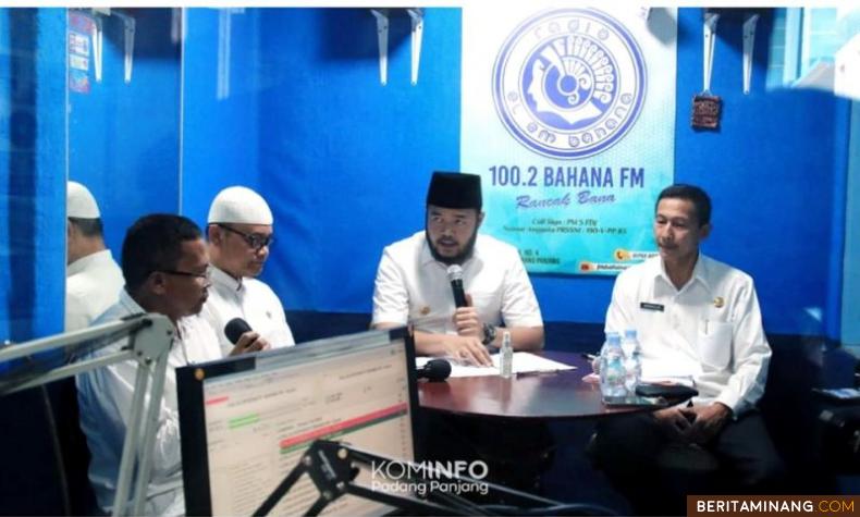 Wako Fadly Amran saat dialog interaktif di radio bersama Kadiskominfo Ampera Salim dan Kepala BPBD Kesbangpol Marwilis.