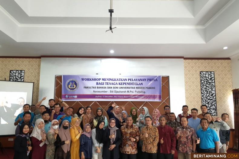 Tenaga Kependidikan Fakultas Bahasa dan Seni, UNP mengikuti Lokakarya Peningkatan Pelayanan Prima yang diselenggarakan pada Sabtu (10/12) bertempat di Rumah Tamu UNP Lubuk Minturun Padang. Foto MR.