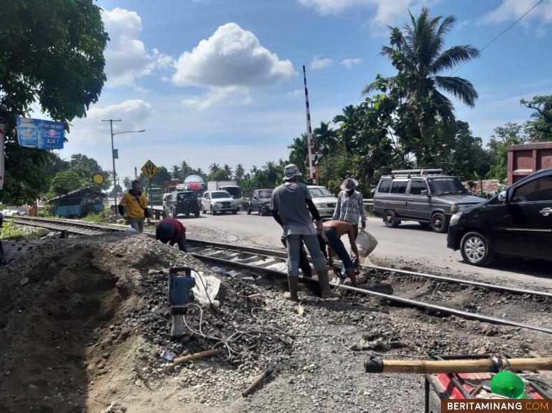 Perbaikan jalur rel kereta api di kawasan Pasar Usang, Kecamatan Batang Anai, Kabupaten Padang Pariaman. Foto: Tribratanews