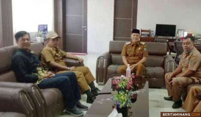 Wakil Bupati Pasaman Sabar AS saat terima kunjungan silaturahmi ASITA di ruang kerjanya, Selasa (28/03/23). Foto : MAL