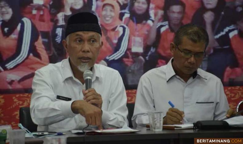 Wako Mahyeldi saat pimpin rapat antisipasi Covid-19 di BPBD Padang. Foto Humas Padang