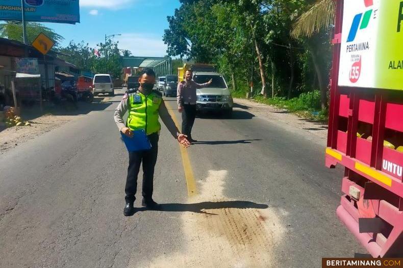 Polisi olah TKP dalam kasus kecelakaan di Simpang Koto Baru Solok. Foto: Dok. Humas Polres Solok