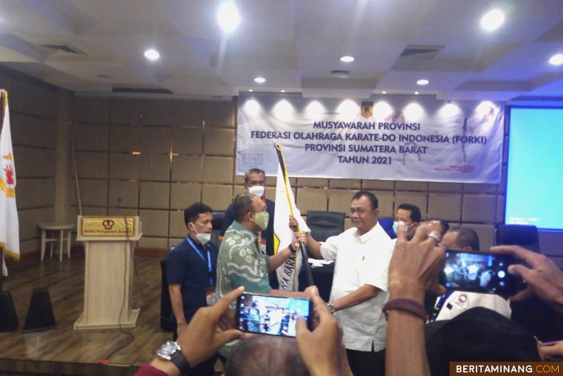 Andre Rosiade menerima bendera pitaka usai terpilih sebagai Ketum Forki Sumbar pada Musprov Forki di Hotel Pangeran Padang, Sabtu (20/3/2021).  Foto: Marzuli Adi