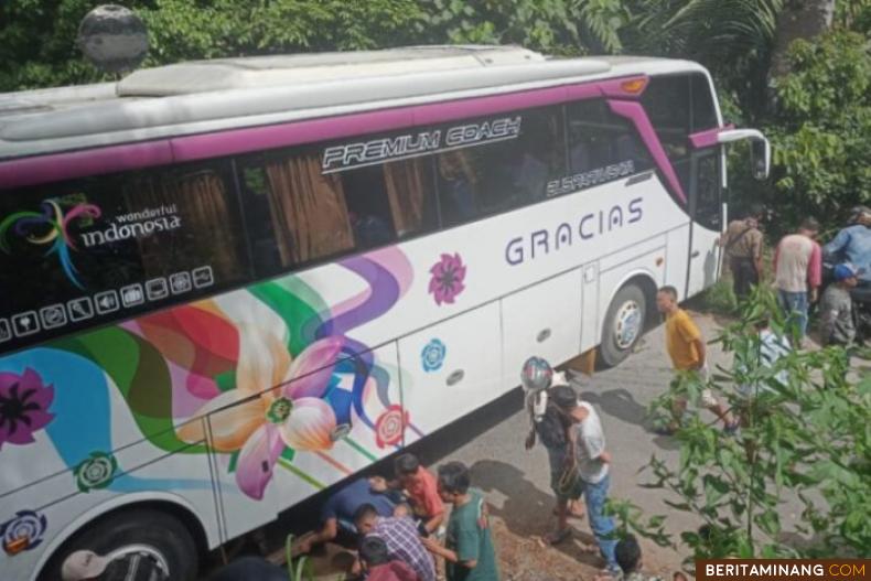 Bus naas yang tersangkut karena tidak mampu melewati tikungan Kelok 10. Foto: kabar12.com