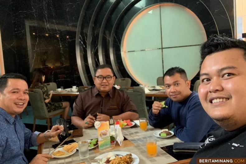 Tiga Cabup, Rizki Abdian Putra (kanan, Sijunjung), H. Fikri Hidayat (tiga kanan, Limapuluh Kota) dan Husni Thamrin (kiri, Pelalawan Riau) selfi bersama dalam pertemuan di Hotel Berbintang Lima Merlyn Park Jakarta. Ist