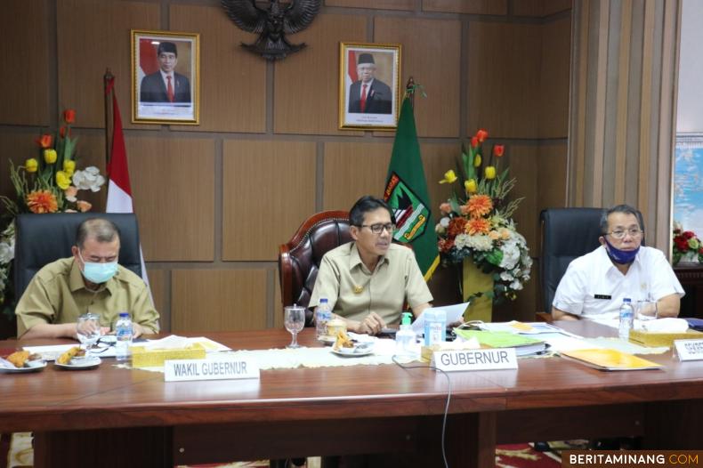 Gubernur Irwan Prayitno didampingi Wagub Nasrul Abit dan Sekdaprov Alwis saat rapat online soal new normal dengan bupati dan walikota. Foto Humas Sumbar