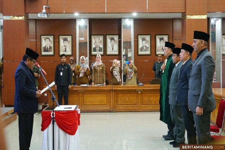 Tiga pejabat pimpinan tinggi Pratama dilingkungan Pemko Bukittinggi dilantik Sekdako mewakili Wako Erman Safar. Foto : Dok Diskominfo Bkt