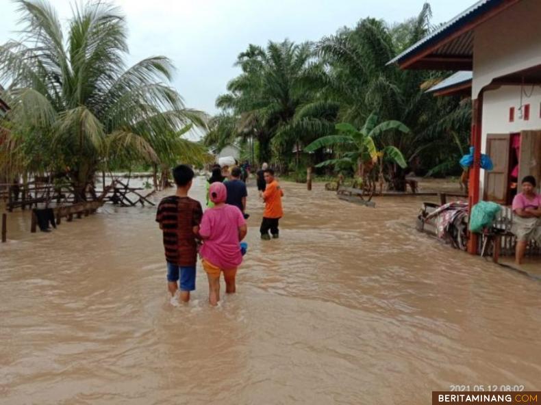 Genangan banjir di Kecamatan Ranah Ampek Hulu (Rahul) Tapan Kabupaten Pesisir Selatan.