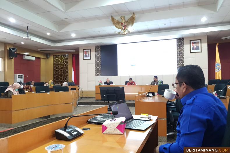 Tim Asesor BKN Visitasi AkreditasiUPT Layanan Psikologi Universitas Negeri Padang pada Kamis (4/8) bertempat di ruang sidang Senat Kampus UNP Air Tawar Padang. Foto ET.