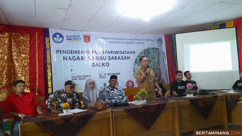 Kepala LPPM UNP Prof. Dr. Anton Komaini, saat membuka kegiatan pengabdian masyarakat terpadu di Nagari Dalko Kecamatan Tanjung Raya Kabupaten Agam, Sabtu (16/9/2023). Foto: MR